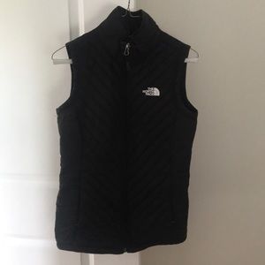 North Face women’s small black vest
